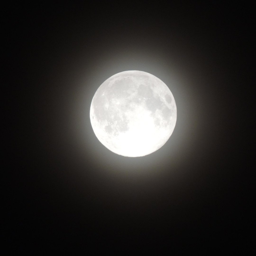 What does the full moon signify? - Moon Charged Crystals